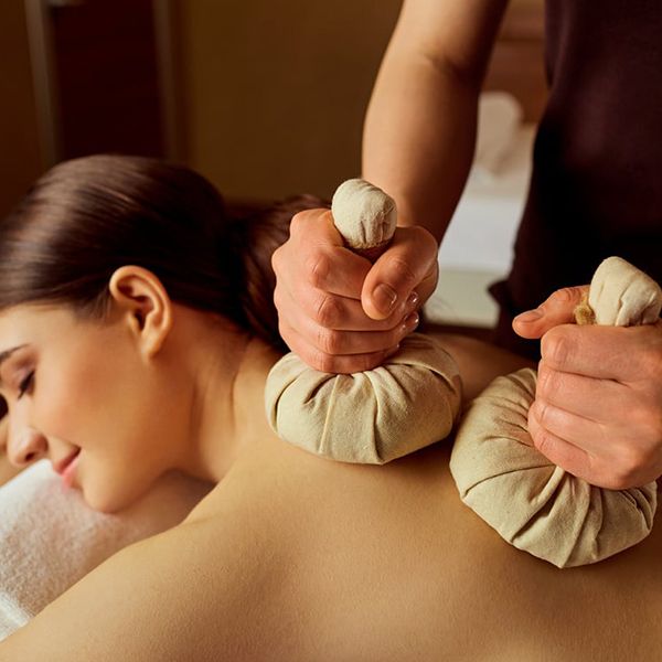 SPA Массаж травяными мешочками, стоимость от 8 978 рублей. Фотография 1.