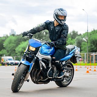 Урок езды на мотоцикле, стоимость от 5 335 рублей. Фотография 1.