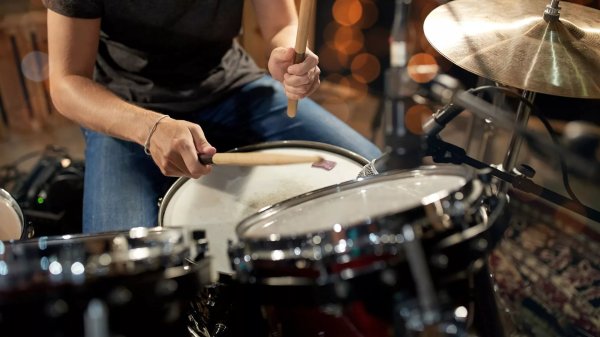 Мастер-класс игры на барабанах, стоимость от 9 555 рублей.