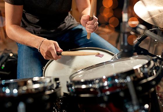 Мастер класс игры на барабанах для двоих, стоимость от 6 405 рублей.