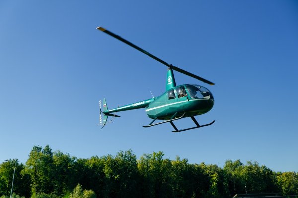 Полет на вертолете Robinson R44, стоимость от 36 295 рублей. Фотография 1.