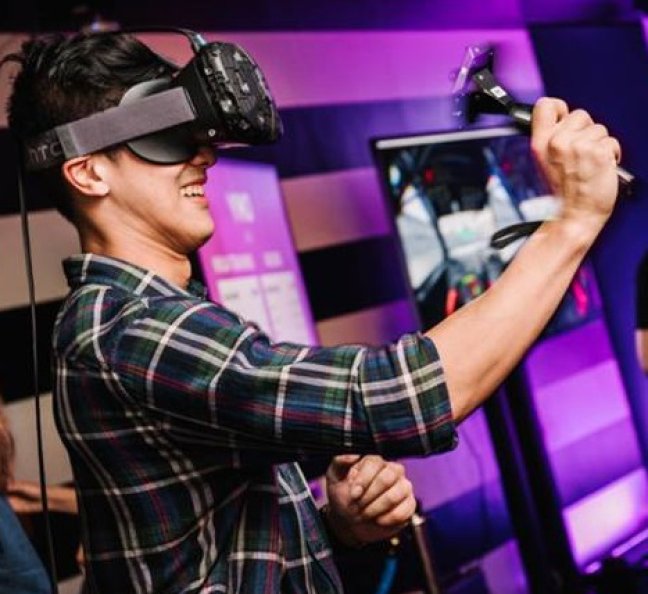 Игра в шлеме виртуальной реальности, фото 3.