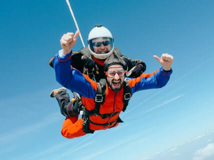 Прыжок с парашютом, стоимость от 29 453 рублей. Фотография 1.